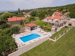 Outdoor pool - Apartman Marendić (Sinj)