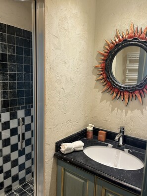Shower, hair dryer, towels - Le Masters Golf and Sea (Mandelieu-la-Napoule)