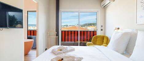 Iron/ironing board, WiFi, bed sheets