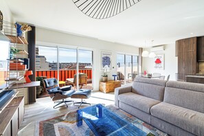 TV - Quiet and elegant apartment with 2 terraces in the heart of Cannes. (Cannes)
