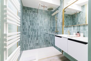 Shower, hair dryer, towels, soap - Quiet and elegant apartment with 2 terraces in the heart of Cannes. (Cannes)