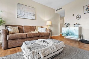 Living area - Gatlinburg Condo + 2 Bedroom + Balcony with View (Gatlinburg)