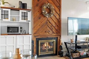 Interior - Gatlinburg Condo + 2 Bedroom + Balcony with View (Gatlinburg)
