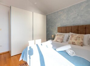 Villa (Seven Bedroom Villa with Outdoor Pool) - Spacious Villa Radevenjić With Outdoor Pool (Omis)