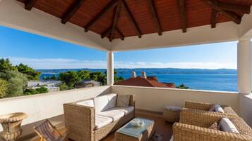 Villa (Seven Bedroom Villa with Outdoor Pool) | Balcony