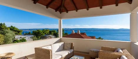Villa (Seven Bedroom Villa with Outdoor Pool) | Balkon