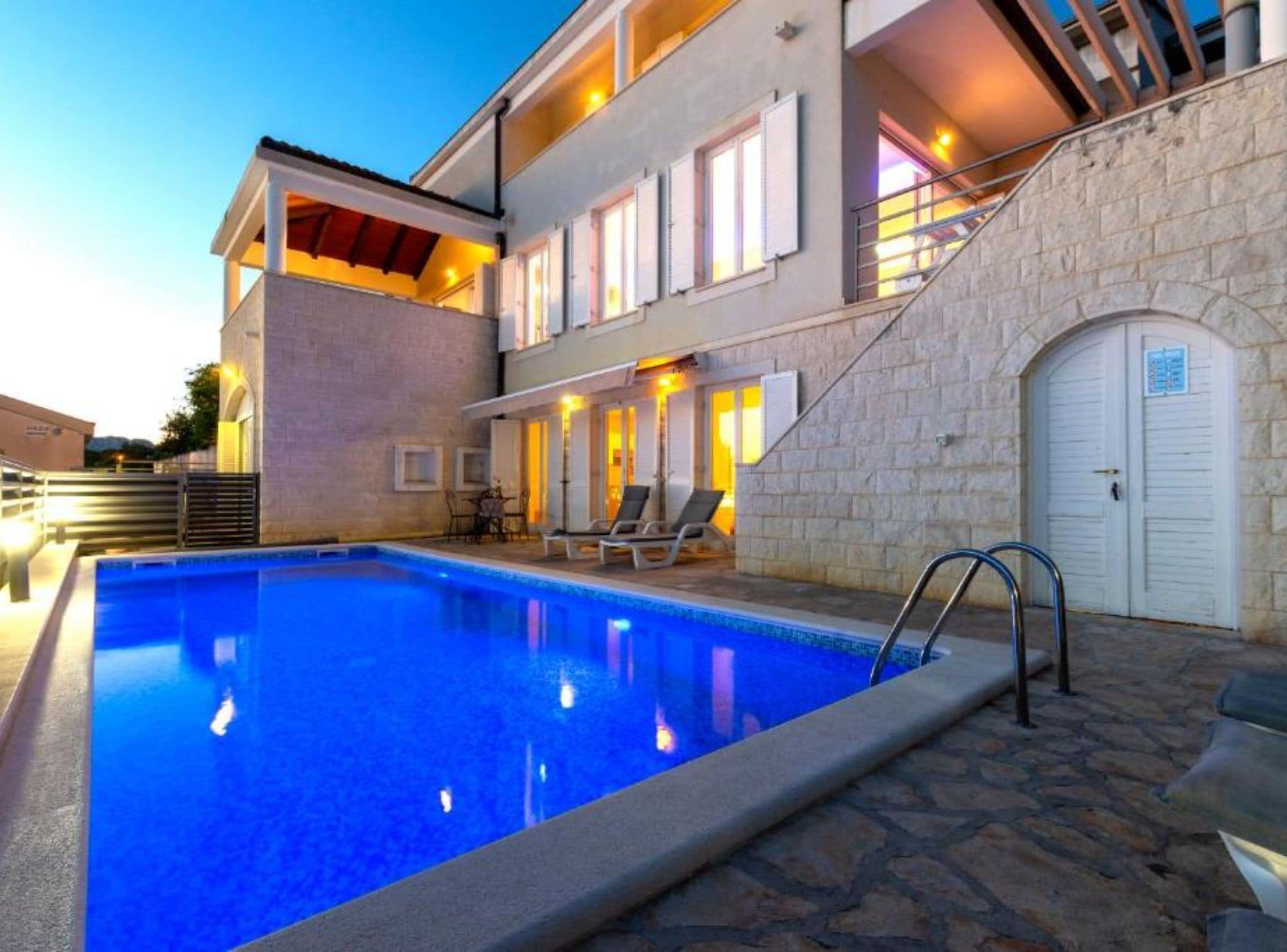 Villa (Seven Bedroom Villa with Outdoor Pool) | Außenpool | Außenpool, Sonnenschirme, Liegestühle