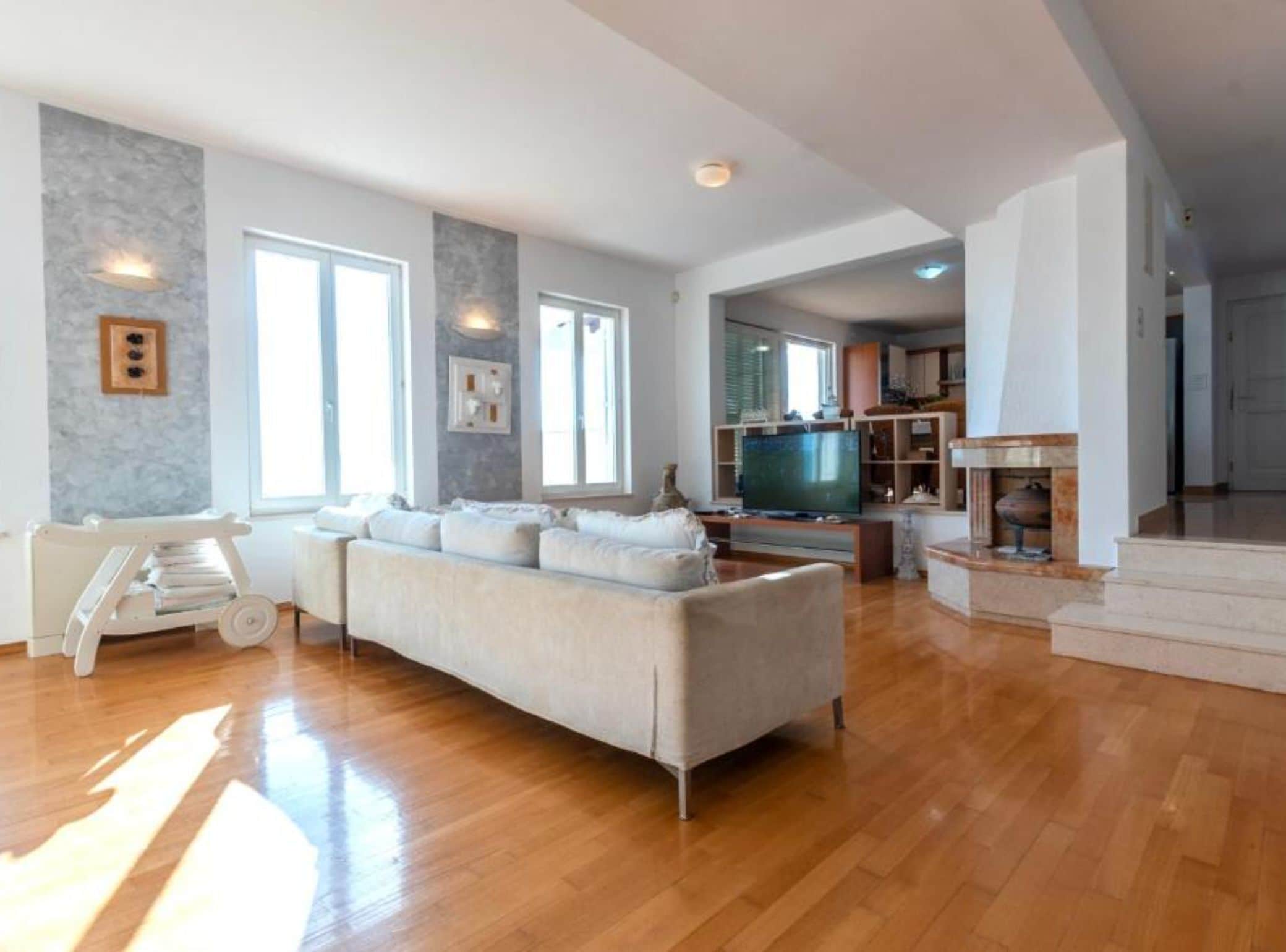 Villa (Seven Bedroom Villa with Outdoor Pool) | Wohnzimmer | 32-Zoll-Flachbildfernseher mit Satellitenempfang