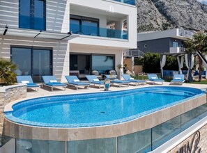 2 ulkouima-allasta, aurinkovarjoja, aurinkotuoleja