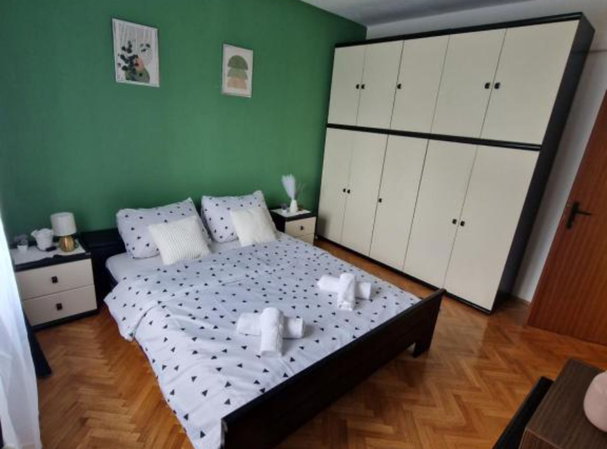 Apartment (Three Bedroom Apartment With Balcony )