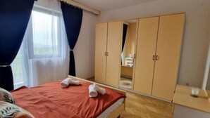 Căn hộ (Three Bedroom Apartment With Balcony ) | 1 phòng ngủ 