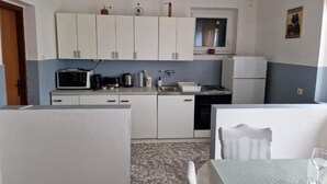 Căn hộ (Three Bedroom Apartment With Balcony ) | Bếp riêng | Tủ lạnh 