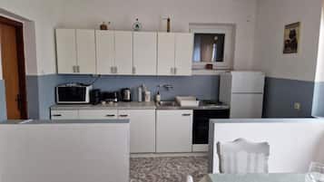 Apartamento (Three Bedroom Apartment With Balcony ) | Cozinha privada | Geladeira