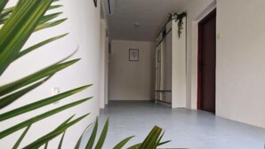 Căn hộ (Three Bedroom Apartment With Balcony ) | 1 phòng ngủ 
