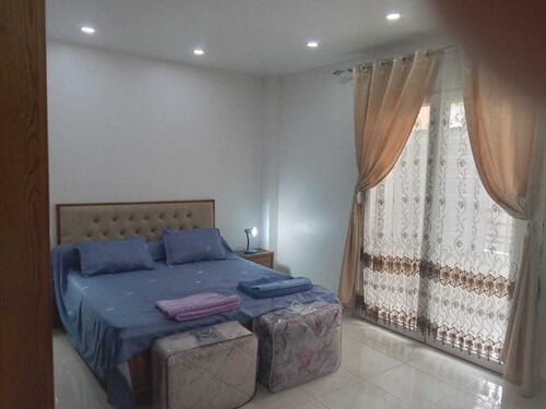 Sea-facing apartment, 1st floor, spacious, 90 m2, village center.