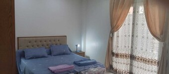 Sea-facing apartment, 1st floor, spacious, 90 m2, village center.