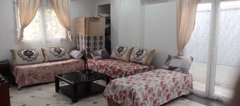 Sea-facing apartment, 1st floor, spacious, 90 m2, village center.