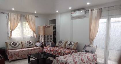 Sea-facing apartment, 1st floor, spacious, 90 m2, village center.