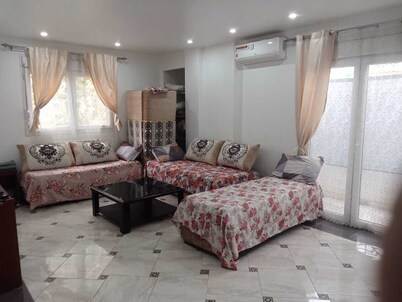 Sea-facing apartment, 1st floor, spacious, 90 m2, village center.