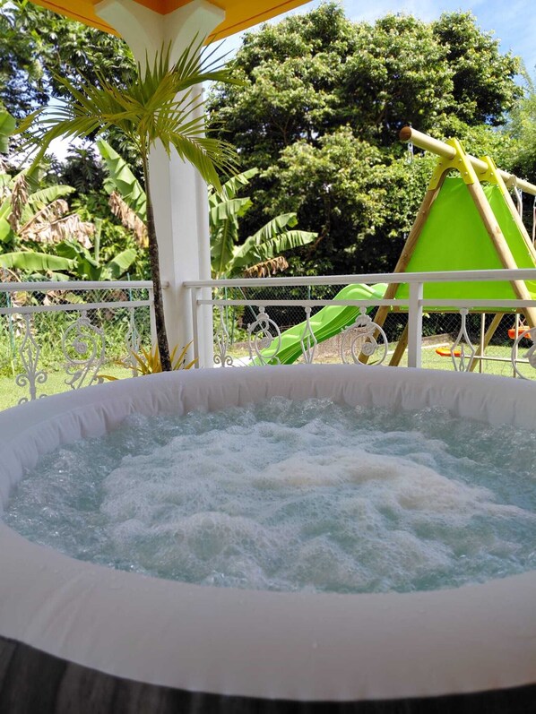 Baignoire à remous extérieure