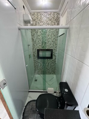 Douche, sèche-cheveux, savon, papier toilette