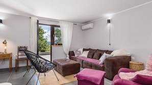 別墅 (Four Bedroom Villa with Swimming Pool) | 客廳 | 32-吋平面電視，提供有線頻道