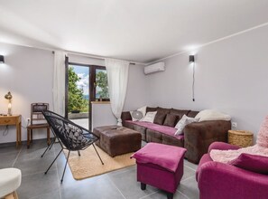 Villa (Four Bedroom Villa with Swimming Pool) | Soggiorno | TV a schermo piatto 32 pollici con canali via cavo