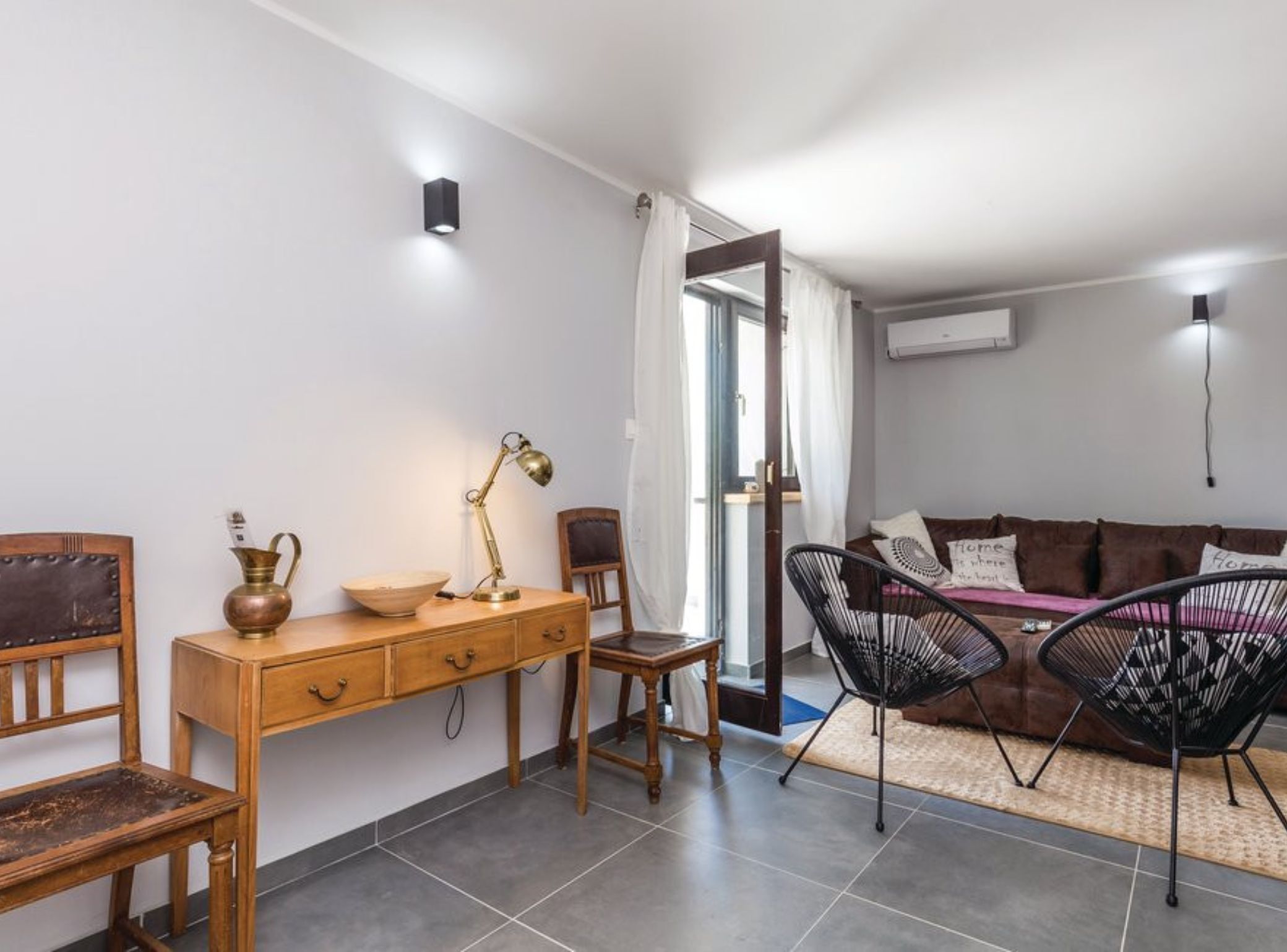 Huvila (Four Bedroom Villa with Swimming Pool) | Olohuone | 32–tuumainen taulutelevisio, jossa kaapelikanavat