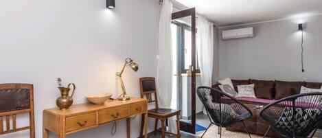 Villa (Four Bedroom Villa with Swimming Pool) | Wohnzimmer | 32-Zoll-Flachbildfernseher mit Kabelempfang