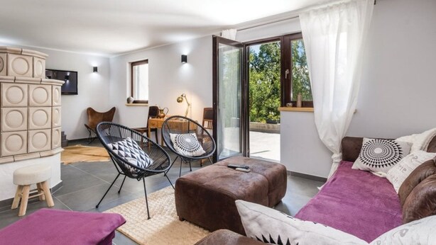 別墅 (Four Bedroom Villa with Swimming Pool) | 客廳 | 32-吋平面電視，提供有線頻道