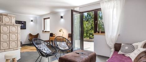 Villa (Four Bedroom Villa with Swimming Pool) | Stue | 32-tommers fladskærms-tv med kabelkanaler