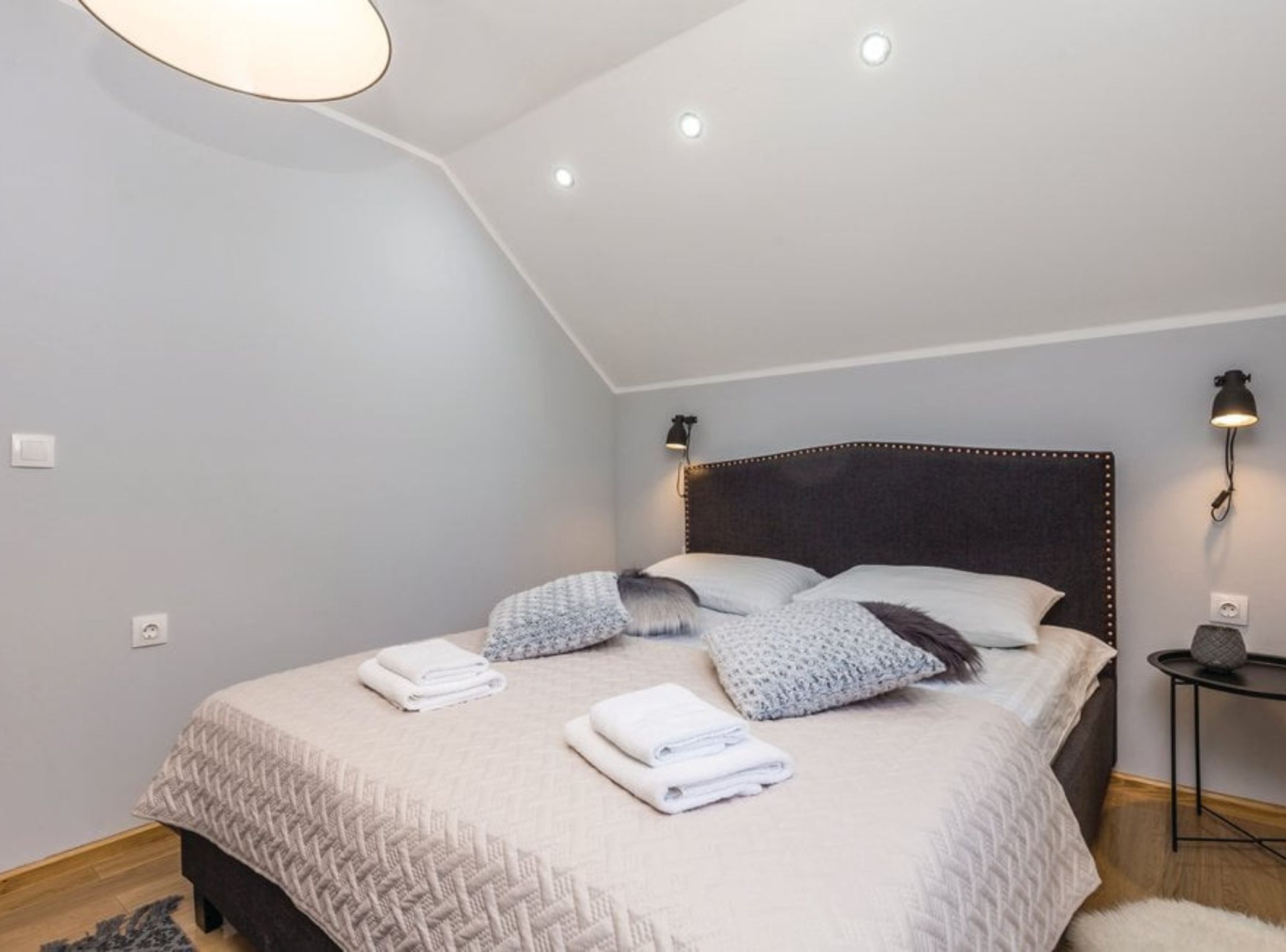 4 عدّة غرف نوم وأسرّة أطفال/رضّع (مجانًا)