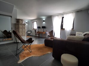 Villa (Four Bedroom Villa with Swimming Pool) | Soggiorno | TV a schermo piatto 32 pollici con canali via cavo