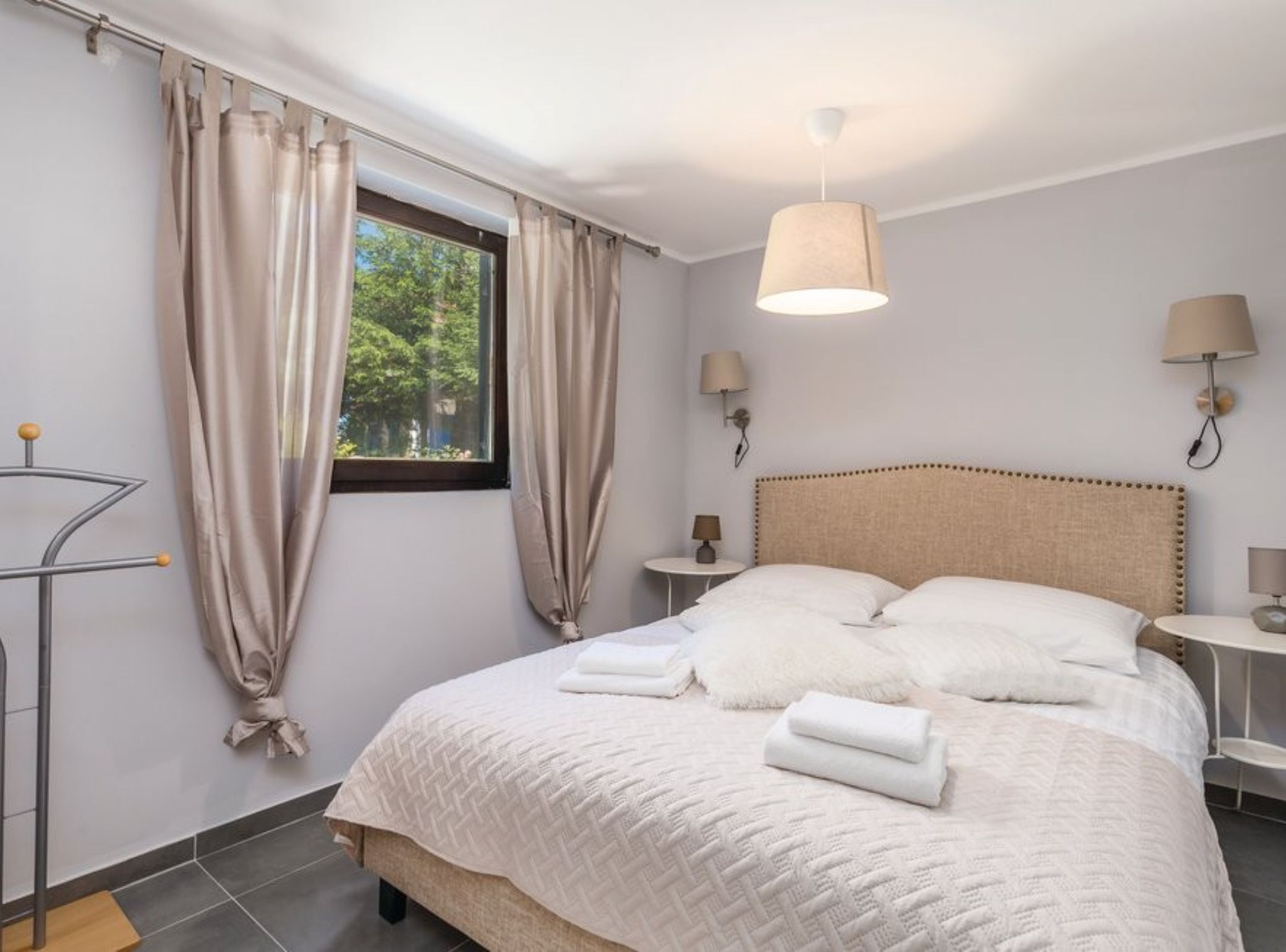 4 bedrooms, free cots/infant beds
