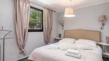 4 bedrooms, free cots/infant beds
