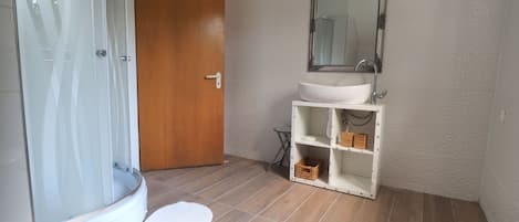 Villa (Four Bedroom Villa with Swimming Pool) | Salle de bain | Douche, serviettes fournies
