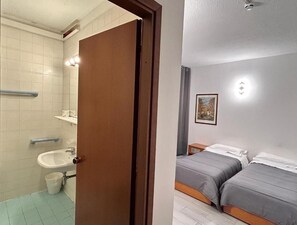 Habitación con 2 camas individuales | Baño