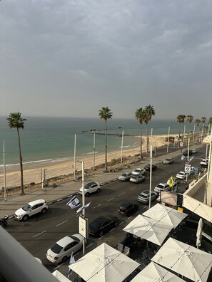 Beach - Wonderful two-room apartment near the sea in Bat Yam (Bat Yam)