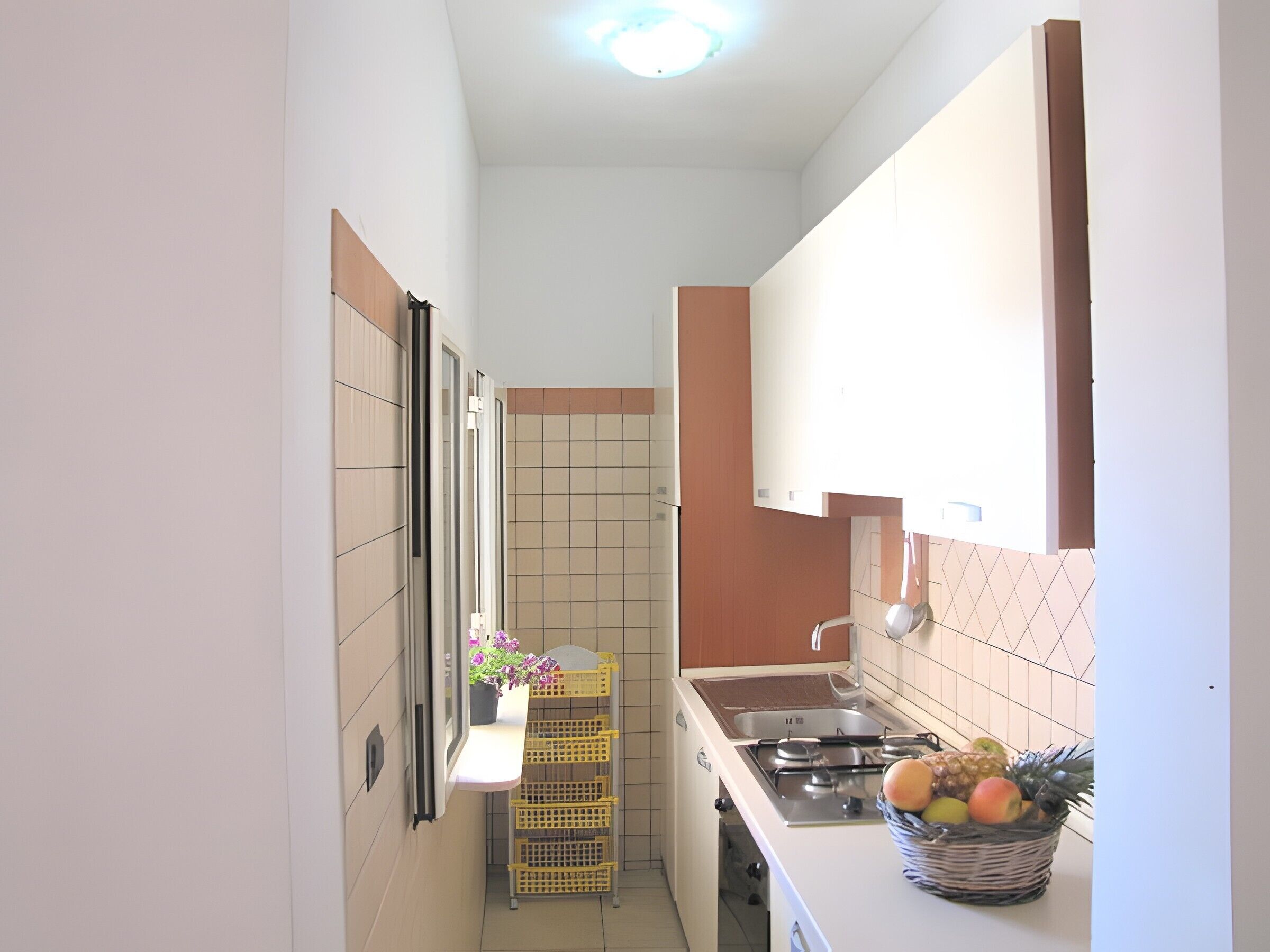 Refrigerador, horno, parrilla de estufa y utensilios de cocina 