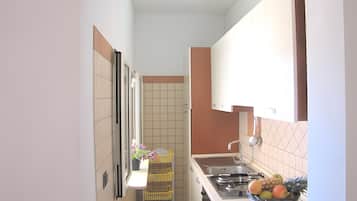 Refrigerador, horno, parrilla de estufa y utensilios de cocina