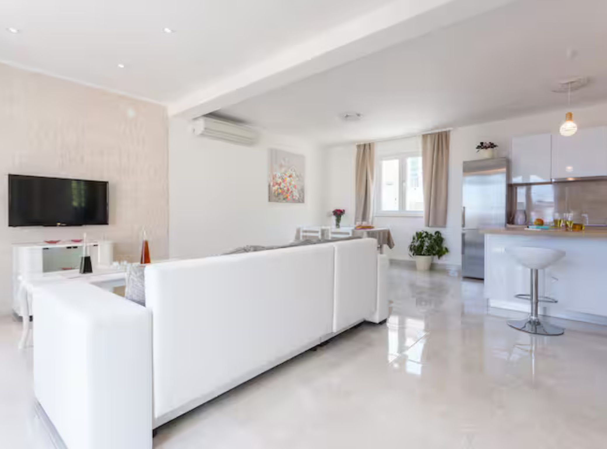 Ferienhaus (Two Bedroom Holiday Home with Terrace) | Wohnzimmer | 32-Zoll-Flachbildfernseher mit Satellitenempfang