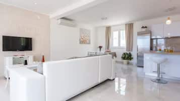 Ferienhaus (Two Bedroom Holiday Home with Terrace) | Wohnzimmer | 32-Zoll-Flachbildfernseher mit Satellitenempfang