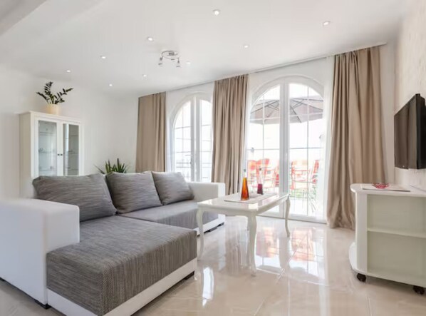 Casa (Two Bedroom Holiday Home with Terrace) | Sala de estar | Televisión de pantalla plana de 32 pulgadas con canales vía satélite 