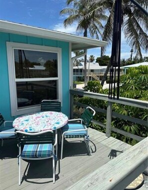 Outdoor dining - The Blue Retreat - Beach Getaway (Fort Myers Beach)