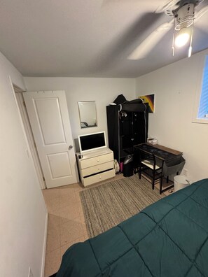 2 bedrooms, iron/ironing board, free WiFi, bed sheets - Need a nice room? 3 min walk to beach & 2 miles from town & separate entrance! (Sag Harbor)