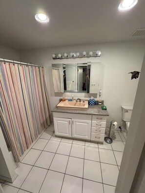 Hair dryer, towels, soap, shampoo - Need a nice room? 3 min walk to beach & 2 miles from town & separate entrance! (Sag Harbor)