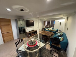 TV, fireplace - Need a nice room? 3 min walk to beach & 2 miles from town & separate entrance! (Sag Harbor)