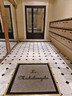 Interior - Le Michelangelo - Place Massena (Nice)