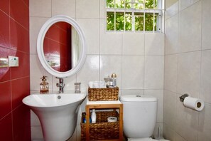 Douche, serviettes fournies, papier toilette