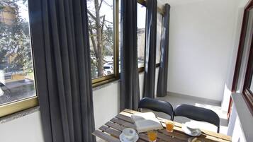 Apartment, 2 Bedrooms, Terrace, City View | Living room